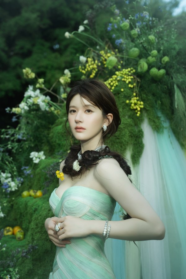 009配资 绿野在逃公主! 赵露思携一缕春风, 赴你的浪漫之约